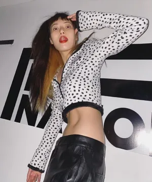 泫雅波点短上衣性感妩媚自拍图片_4