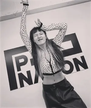 泫雅波点短上衣性感妩媚自拍图片_5