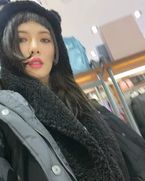 泫雅公主切粉色唇膏可爱自拍图片_2