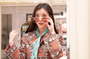韩国女星IU格纹套装优雅轻熟活动照图片