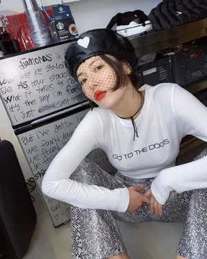 泫雅白T亮片裤甜笑美艳美照图片_1