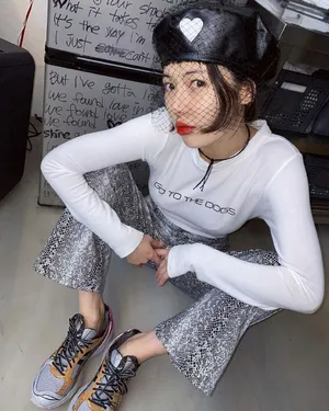 泫雅白T亮片裤甜笑美艳美照图片