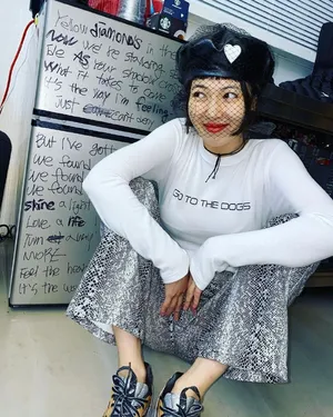 泫雅白T亮片裤甜笑美艳美照图片_2