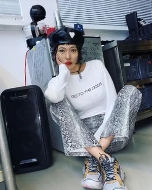 泫雅白T亮片裤甜笑美艳美照图片_3