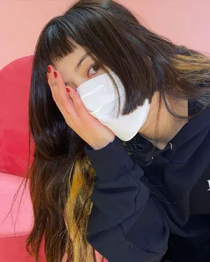 泫雅皮裙蕾丝网袜性感迷人美照图片_5