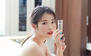 IU李知恩亮片鱼尾裙性感写真图片_3