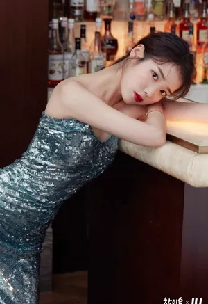 IU李知恩亮片鱼尾裙性感写真图片_9