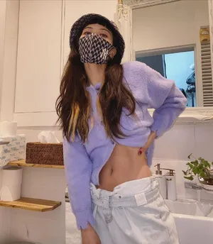 泫雅紫色短上衣性感可爱美照图片