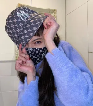 泫雅紫色短上衣性感可爱美照图片_3