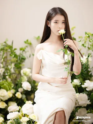 IU李知恩清纯性感写真花絮图片_1