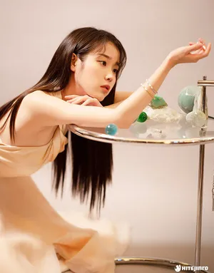 IU李知恩清纯性感写真花絮图片_4
