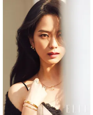 金智秀波浪长发性感风情写真图片