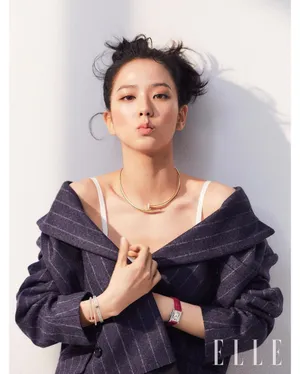 金智秀波浪长发性感风情写真图片_2