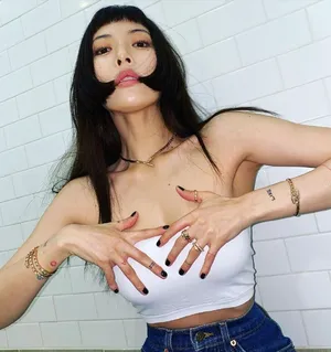 泫雅抹胸衣眼神慵懒迷离性感美照图片