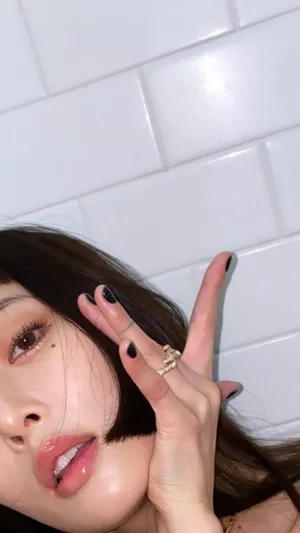 泫雅抹胸衣眼神慵懒迷离性感美照图片