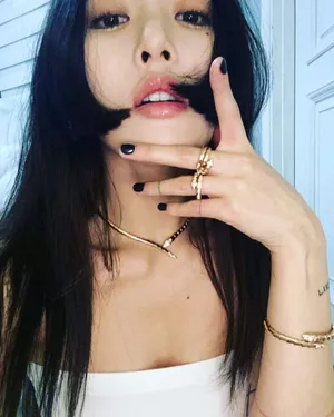 泫雅抹胸衣眼神慵懒迷离性感美照图片_2