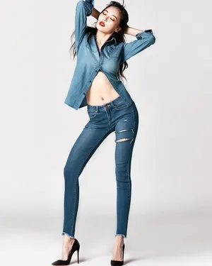 性感美女泫雅妩媚诱惑写真_4