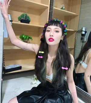泫雅白色蕾丝短衣性感妩媚美照图片