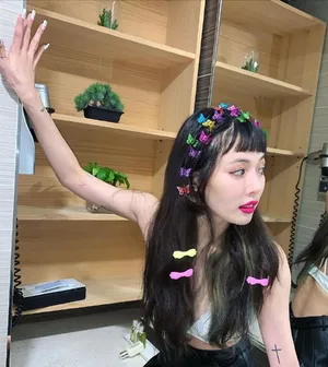 泫雅白色蕾丝短衣性感妩媚美照图片_1