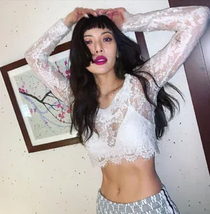 泫雅白色蕾丝短衣性感妩媚美照图片_3