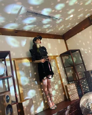 泫雅白丝袜高跟鞋秀长腿性感美照图片