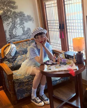 泫雅白丝袜高跟鞋秀长腿性感美照图片_3