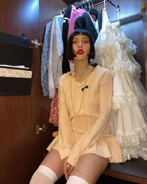 泫雅白丝袜高跟鞋秀长腿性感美照图片_4