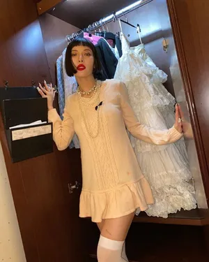 泫雅白丝袜高跟鞋秀长腿性感美照图片_6