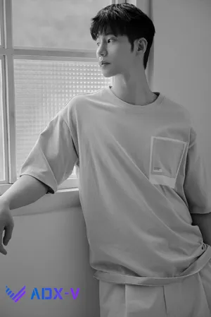 韩男星宋再临帅气格纹西装大长腿写真照图片第1张