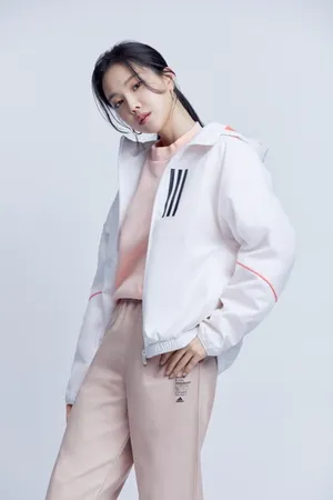韩星孙娜恩宋旻浩运动风时尚活力写真图片