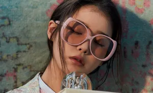 IU李智恩灯芯绒外套清纯灵动可爱写真图片