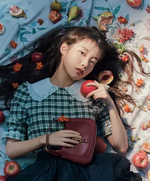 IU李智恩灯芯绒外套清纯灵动可爱写真图片_3