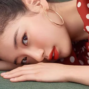 秀智红色波点裙嘟嘴撩人写真图片_7
