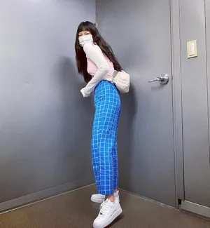 泫雅粉白上衣清纯可爱时髦美照图片_1