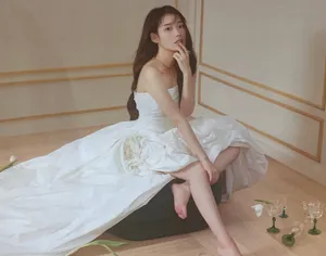 IU白色洋装甜笑可爱写真图片