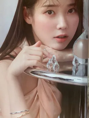 IU白色洋装甜笑可爱写真图片