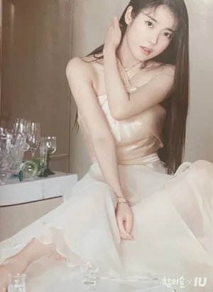 IU白色洋装甜笑可爱写真图片_4