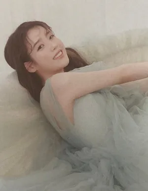 IU李知恩雾霾蓝裙胶片写真图片