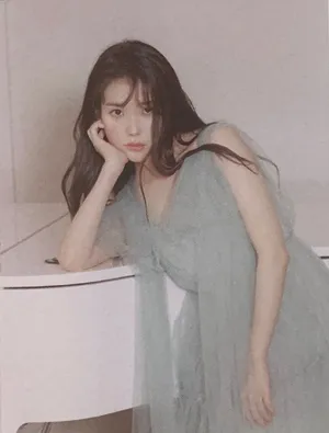 IU李知恩雾霾蓝裙胶片写真图片