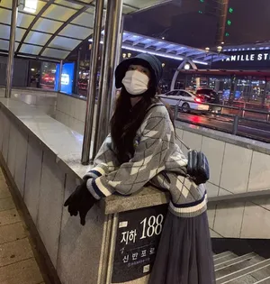 泫雅唐老鸭毛衫古灵精怪俏皮美照图片