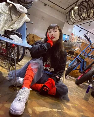 泫雅黑色樱桃卫衣搞怪可爱写真图片_3