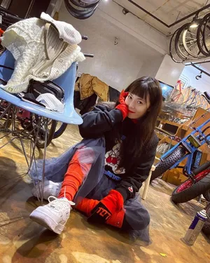 泫雅黑色樱桃卫衣搞怪可爱写真图片_6