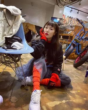 泫雅黑色樱桃卫衣搞怪可爱写真图片_7