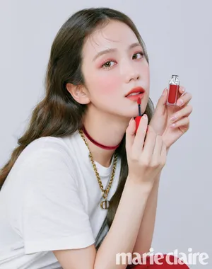 金智秀性感美艳动人杂志写真图片