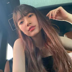 裴秀智卷发披肩嘴角微翘性感可爱自拍图片_2