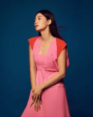 全智贤气质抢眼优雅天鹅颈迷人珠宝写真图片_4