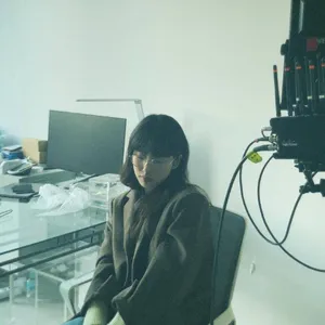 裴秀智复古文艺眼镜写真图片_1