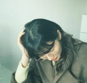 裴秀智复古文艺眼镜写真图片_2
