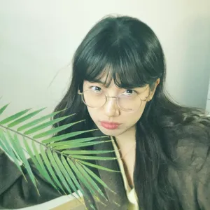 裴秀智复古文艺眼镜写真图片_5