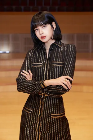Lisa条纹装性感写真图片_2